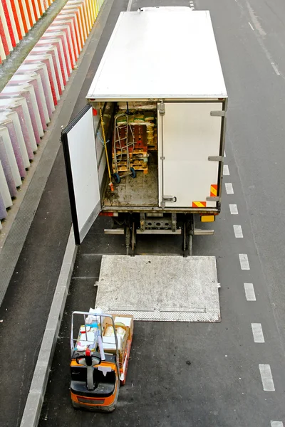 Вантажівки і навантажувач — стокове фото