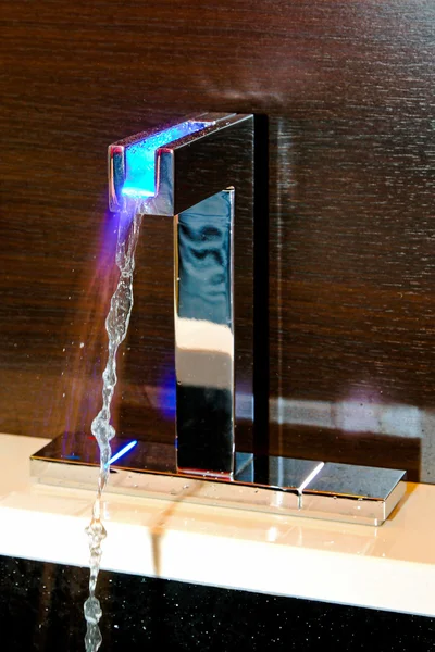 Kraan Met Blauwe Led Licht Voor Koud Water Temperatuurindicatie — Stockfoto