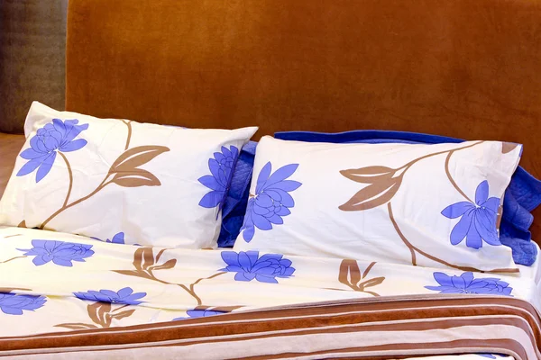 纯棉床单与躺在床上的花卉图案设计 — 图库照片