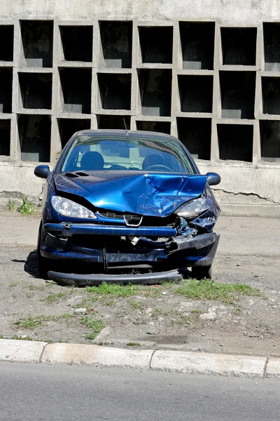 小さな青い車が交通事故で壊した — ストック写真