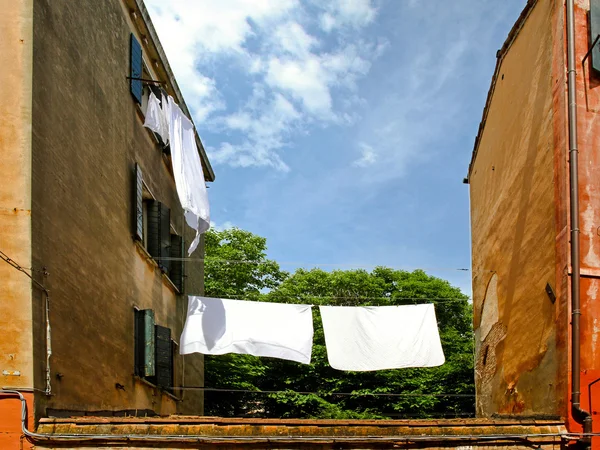 洗濯と家の間の文字列に乾燥のレトロなシーン — ストック写真