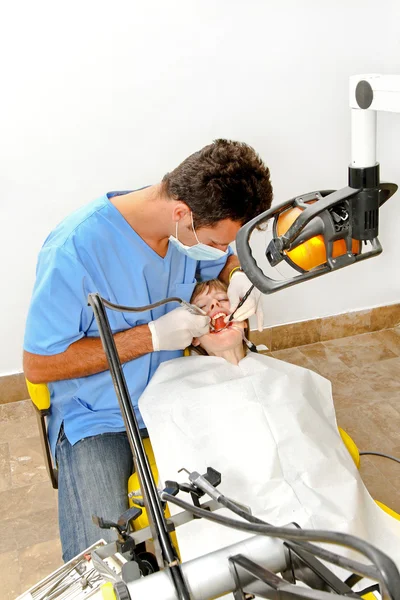 Intervenção do dentista — Fotografia de Stock