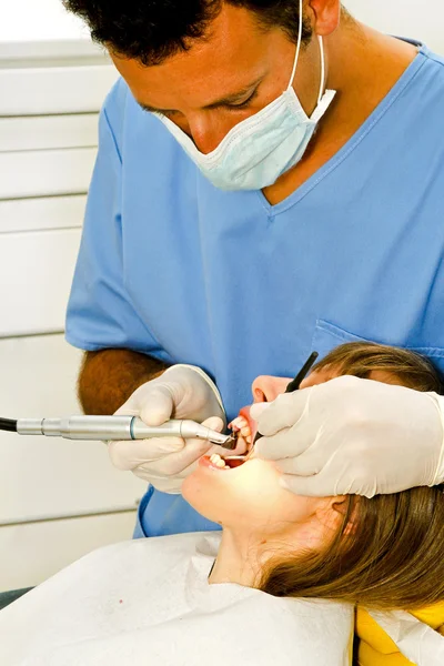 Flicka Tandläkarens Borrningen Förfarande — Stockfoto