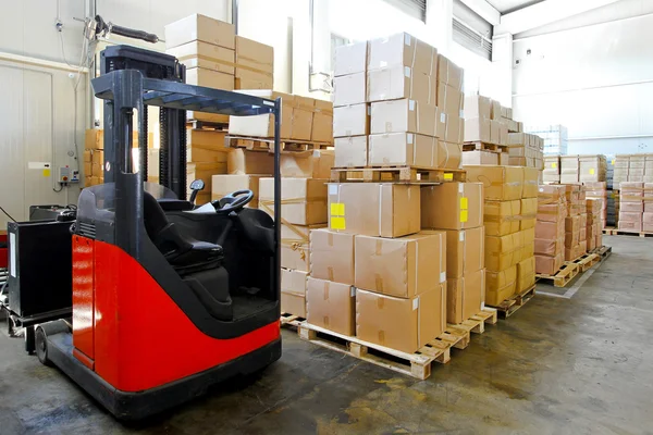 Kutuları Ile Büyük Bir Depo Içinde Kırmızı Forklift — Stok fotoğraf