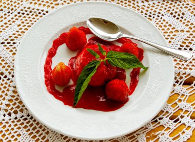 Panna cotta pasta plaka çilek ile