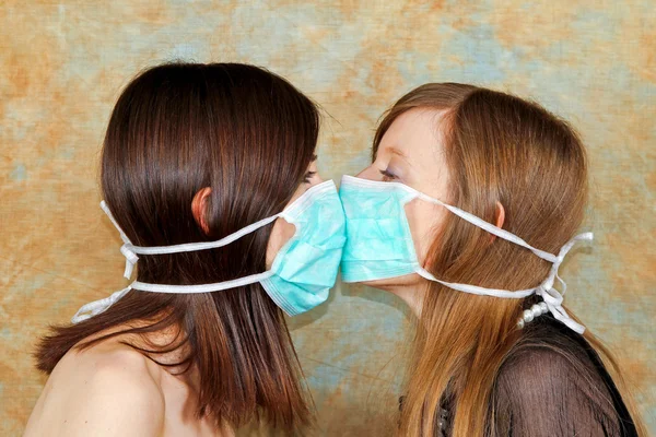 Kadınla Birbirlerine Karşı Koruyucu Maskeler — Stok fotoğraf