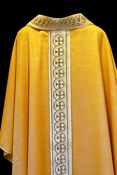 金色礼服的天主教教士与十字图案 — 图库照片