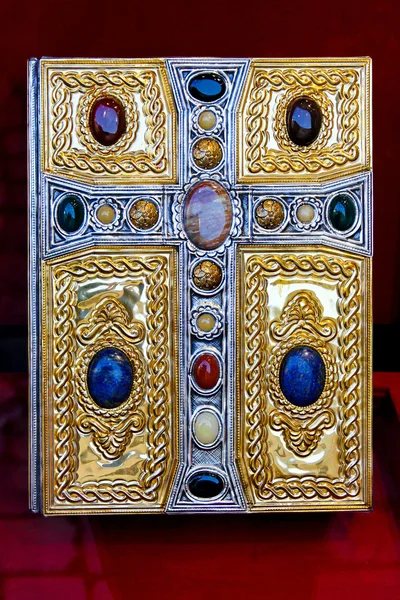 Livro Bíblia Sagrada Ouro Com Cruz Diamantes — Fotografia de Stock