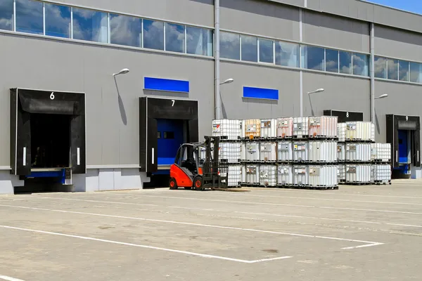 Forklift Vehicle Front Cargo Doors Distribution Warehouse — Stock Photo, Image