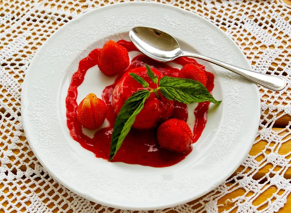 Panna Cotta Kuchen Mit Erdbeere Auf Dem Teller — Stockfoto