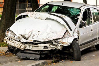 Beyaz araba toplam hasar ile ölümcül trafik kazası