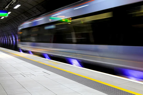 Moderna Hastighet Tåget Rör Sig Genom Tunnelbanestation — Stockfoto