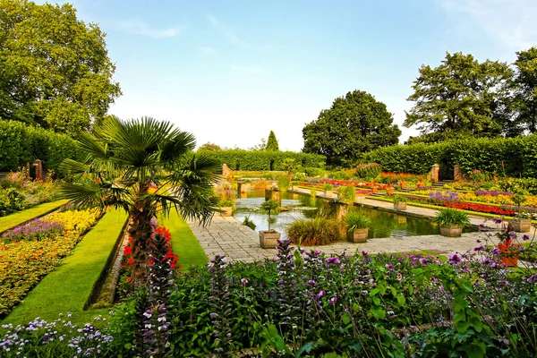 花と池の美しいボタニック ガーデン — ストック写真