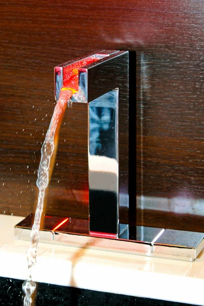 Wasserhahn Mit Rotem Led Licht Zur Anzeige Der Warmwassertemperatur — Stockfoto