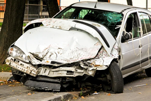 Beyaz Araba Toplam Hasar Ile Ölümcül Trafik Kazası — Stok fotoğraf