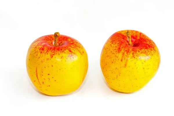 Dos Manzanas Amarillas Orgánicas Sobre Fondo Blanco —  Fotos de Stock