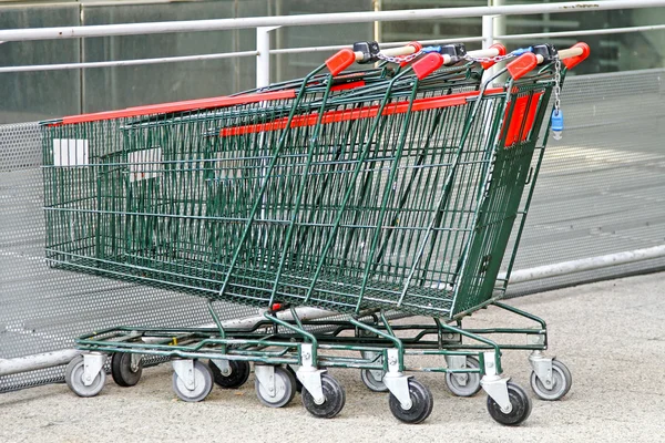 Varios Carros Compras Vacíos Estacionamiento Del Supermercado —  Fotos de Stock