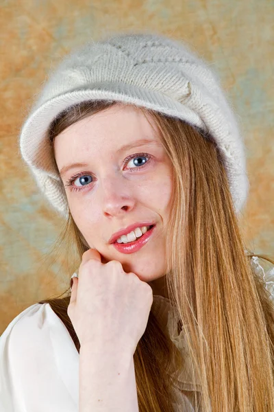 Νεαρό Ξανθιά Εφηβικό Κορίτσι Λευκό Μάλλινο Σκουφι Αστερια — Φωτογραφία Αρχείου