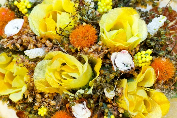 フラワーアレンジメントの黄色のバラの花束 — ストック写真