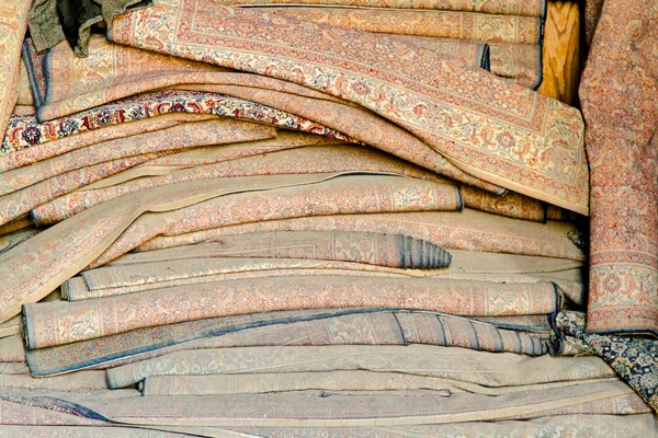 Nagy Csokor Régi Perzsa Szőnyegek Tekercsben — Stock Fotó