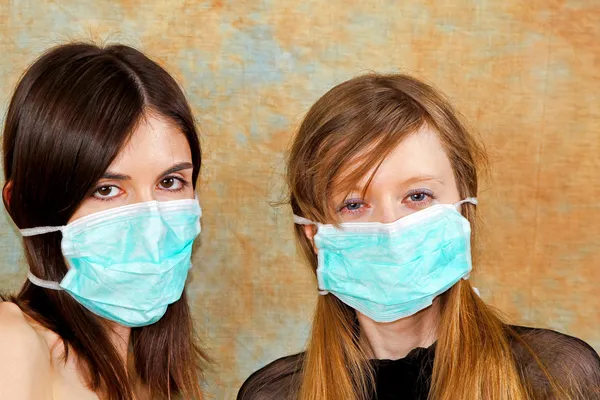 Duas Meninas Bonitas Com Máscaras Protetoras — Fotografia de Stock