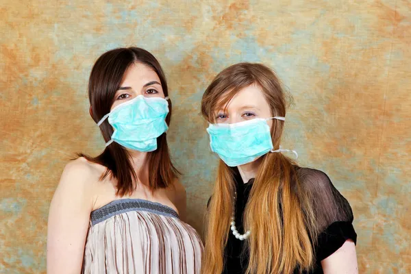 Twee Jonge Vrouwen Met Beschermende Medische Maskers — Stockfoto