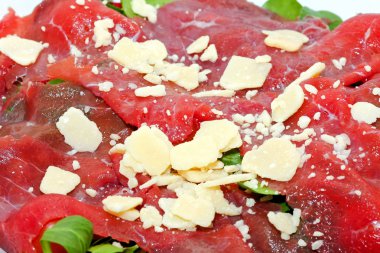 Parmesan ile roket, ham Carpaccio dokusuna