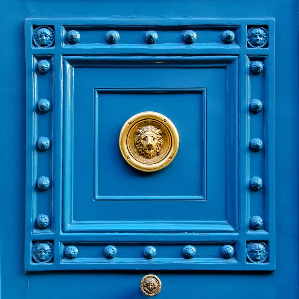 Brass Leão Cabeça Decoração Porta Azul — Fotografia de Stock