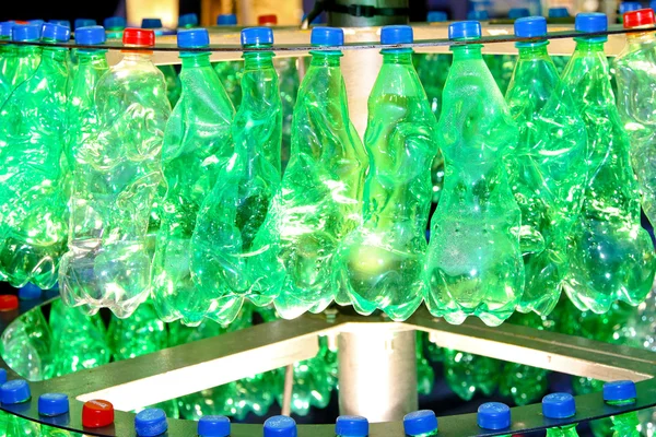 Πράσινα Μπουκάλια Νερό Για Ανακύκλωση Έννοια Πλαστικών — Φωτογραφία Αρχείου