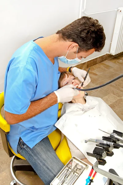 Dentista Che Lavora Con Una Giovane Paziente Sulla Sedia — Foto Stock