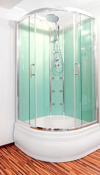 在角落里的绿色玻璃门淋浴房 — 图库照片