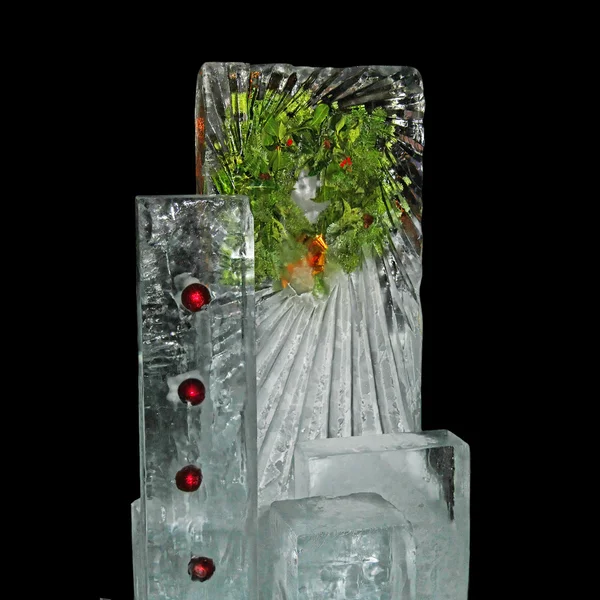 氷に刻まれた冷凍のクリスマス リース装飾 — ストック写真