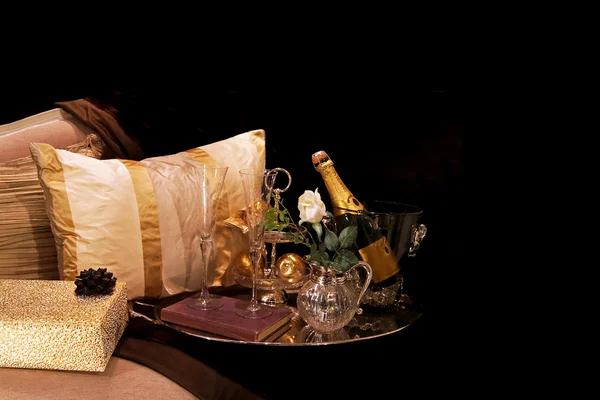 つのクリスタル ガラスとバラとシャンパン — ストック写真