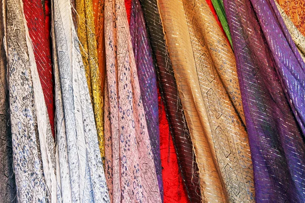 スカーフ カラフルで光沢のある繊維の束 — ストック写真
