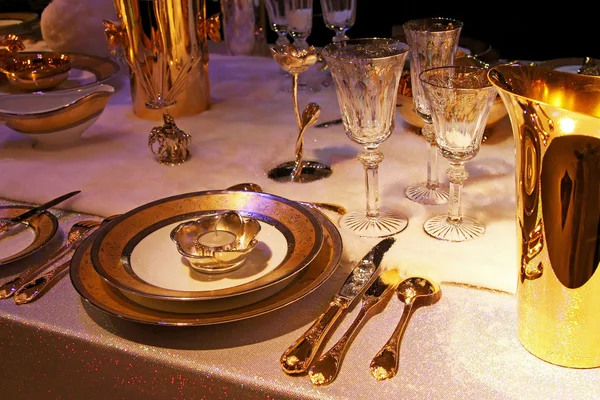 黄金の食卓用食器類 — ストック写真