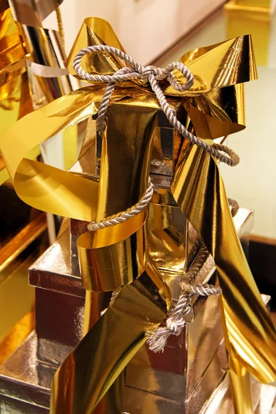 Karácsonyi Ajándékok Fényes Arany Csomó — Stock Fotó