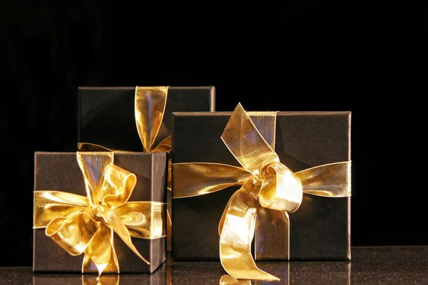 Крупним Планом Знімок Різдвяних Подарунків Золотим Бантом — стокове фото