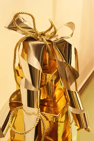 Monte Presentes Natal Ouro Brilhante — Fotografia de Stock