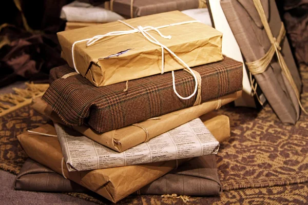 Gros Tas Cadeaux Enveloppés Dans Papier Recyclé — Photo