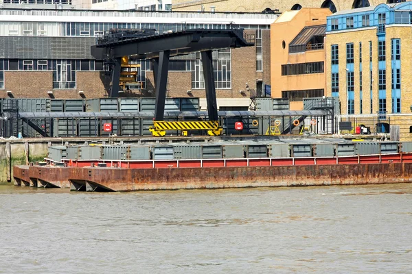 Frachtcontainer Bei Lagerung Fluss Mit Kran — Stockfoto