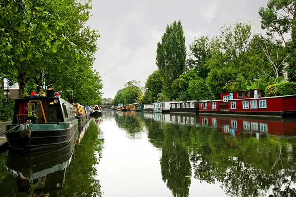 Großer Kanalweg Mit Langen Schmalen Booten — Stockfoto