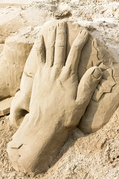 Große Handskulptur Sand Strand — Stockfoto