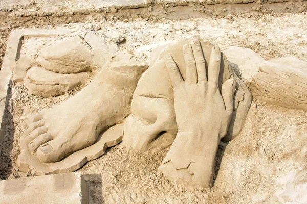 Μεγάλα Γλυπτά Της Χέρι Και Πόδι Στην Άμμο — Φωτογραφία Αρχείου