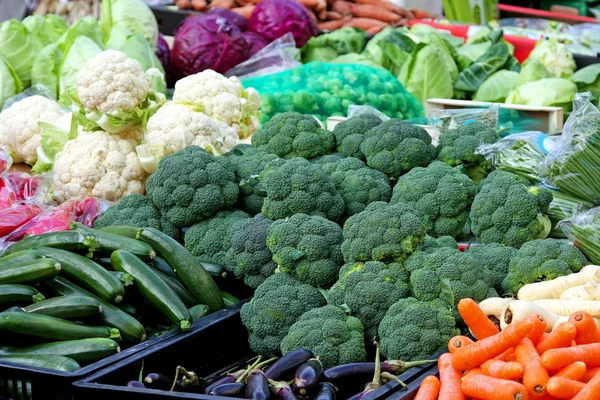 農夫の市場の屋台で緑の有機ブロッコリー — ストック写真