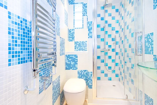 Innenaufnahme Einer Modernen Und Neuen Blauen Toilette — Stockfoto