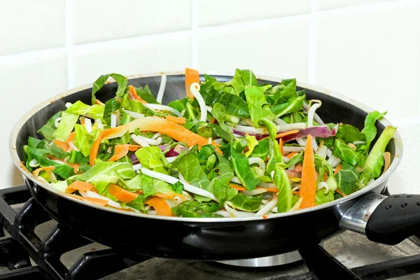 Подготовка Свежей Вегетарианской Зеленой Еды Сковороде — стоковое фото