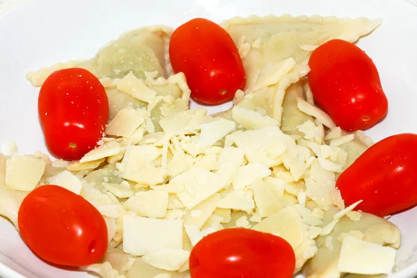 Fyllda Ravioli Pasta Med Parmesan Och Tomatsås — Stockfoto