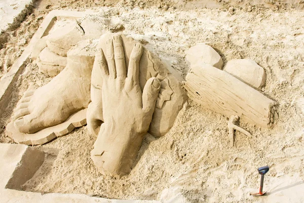 手と足で砂の大きな彫刻 — ストック写真