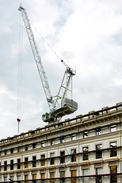 背の高いクレーンの復興を建物の外観 — ストック写真