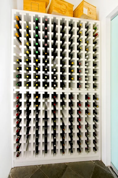 Jól Szervezett Borosüvegek Étterem Polc — Stock Fotó